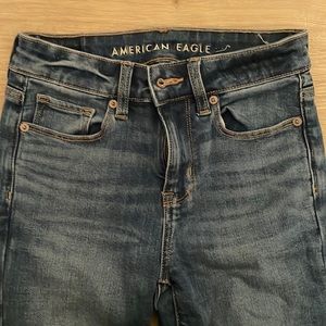 AMERICAN EAGLE Hi-Rise Skinny Kick Next Level Stretch Jeans - Medium Wash